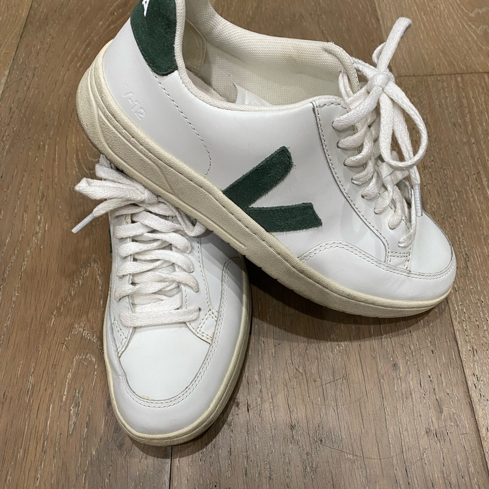 Veja V-12 Classic Court Low-Top Sneakers Green and White Worn One Size 8.
